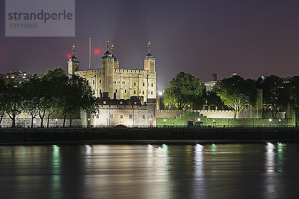 Tower of London bei Nacht am Fluss