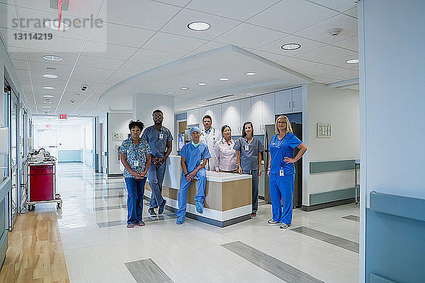 Porträt von selbstbewussten Ärzten beim Spitalempfang