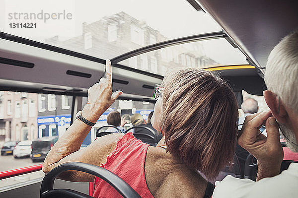 Rückansicht eines reifen Paares im Bus sitzend