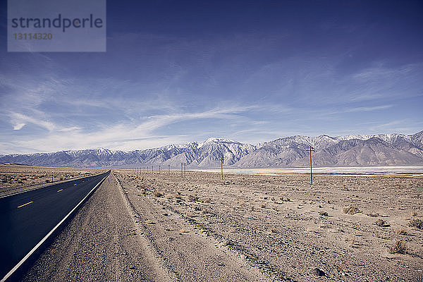 Landschaftlicher Blick auf den Death Valley National Park vor blauem Himmel