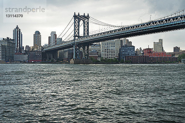 Manhattan-Brücke über den East River gegen den Himmel
