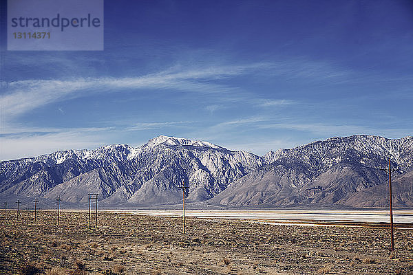 Landschaftlicher Blick auf den Berg im Death Valley National Park vor blauem Himmel