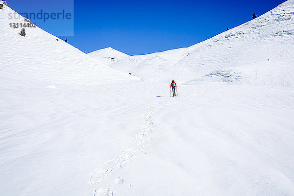 Mittelansicht eines Wanderers beim Wandern auf einem schneebedeckten Berg im Joshua-Tree-Nationalpark