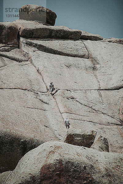 Tiefwinkelansicht von Freunden beim Bergsteigen