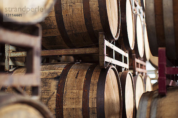 Fässer im Gestell in der Brauerei