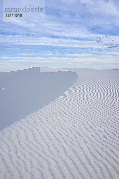Szenische Ansicht der Wellenmuster in der Wüste vor bewölktem Himmel am White Sands National Monument