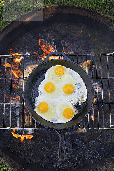 Draufsicht auf Eier  die auf dem Camping-Grill gebraten werden