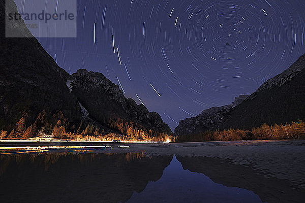 Sternenpfade über See und Berge bei Nacht