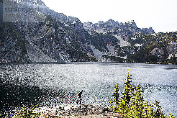 Seitenansicht eines Wanderers  der auf Felsen am Snow Lake wandert