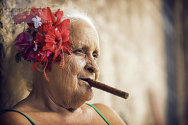 Nahaufnahme einer älteren Frau  die Zigarre raucht