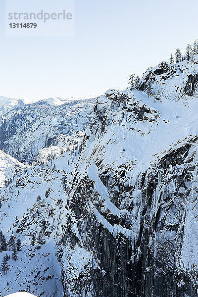 Schneebedeckte Berge vor klarem Himmel im Yosemite-Nationalpark