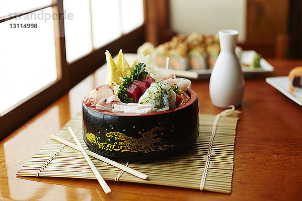 Japanisches Essen am Tisch serviert