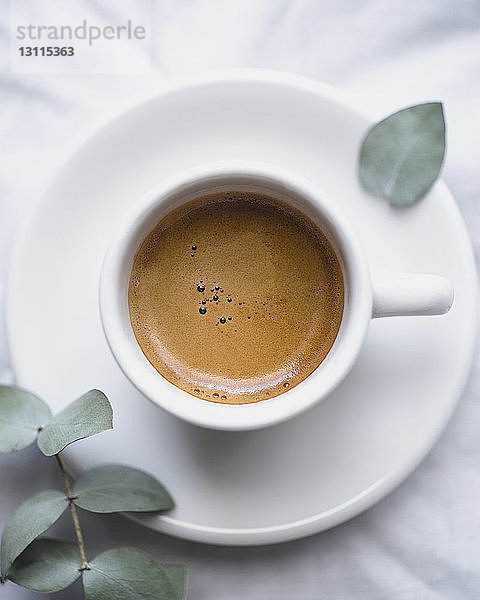 Kopfschuss einer Kaffeetasse auf dem Tisch