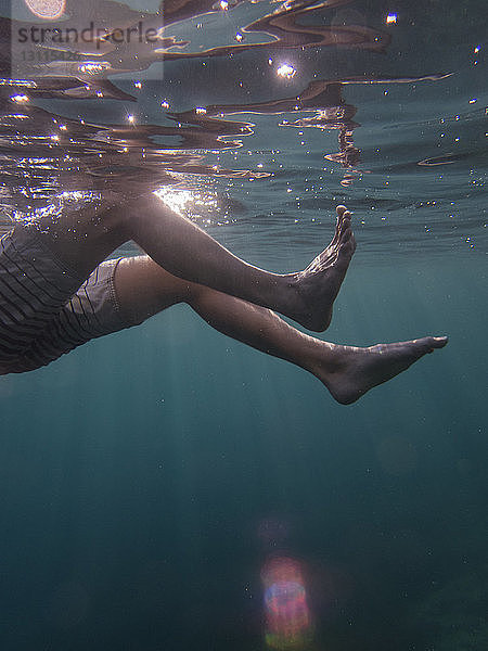 Unterwasser schwimmender Mensch