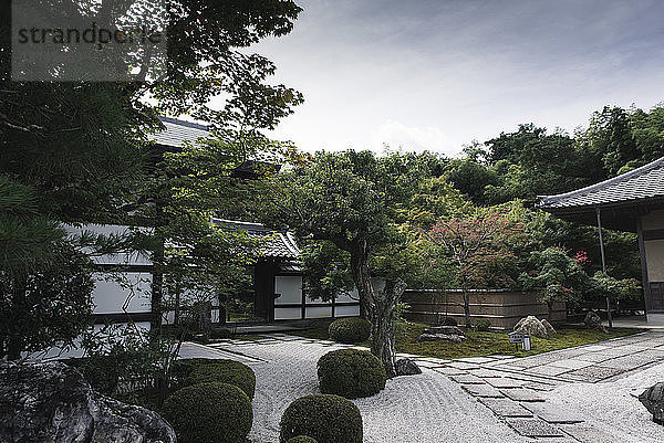 Ansicht des japanischen Gartens gegen den Himmel