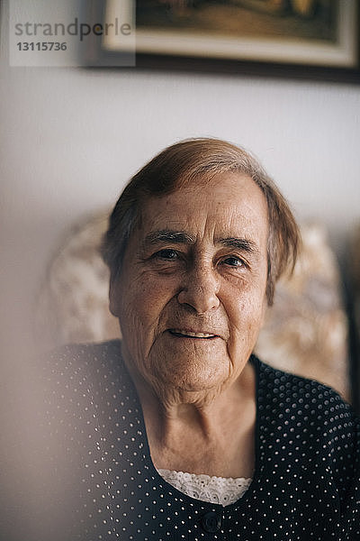 Porträt einer lächelnden älteren Frau zu Hause
