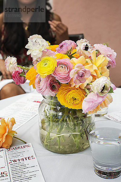 Blumenarrangement auf Restauranttisch