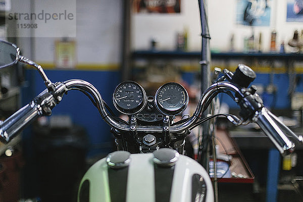 Hochwinkelaufnahme eines Motorrads in einer Autowerkstatt