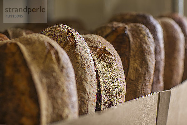 Handwerklich hergestellte Brotlaibe in Papiertüte in der Bäckerei