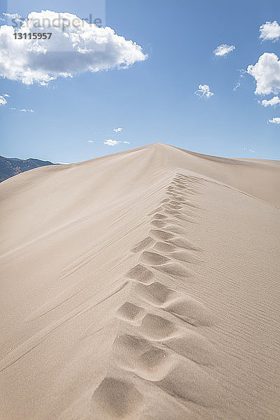 Blick auf die Wüste im Great Sand Dunes National Park gegen den Himmel