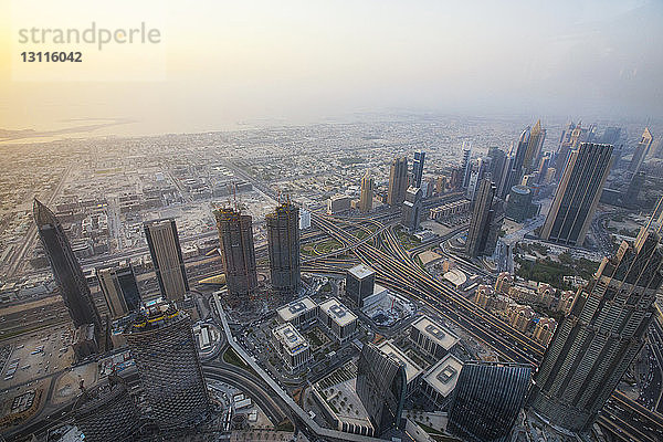 Luftaufnahme der Stadtlandschaft gegen den Himmel während des Sonnenaufgangs vom Burj Khalifa