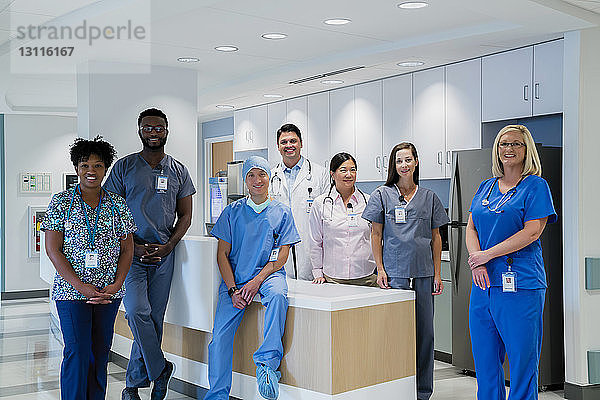 Porträt von lächelnden Ärzten und Krankenschwestern am Krankenhausempfang