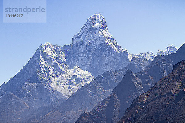 Majestätischer Blick auf den schneebedeckten Mt. Everest