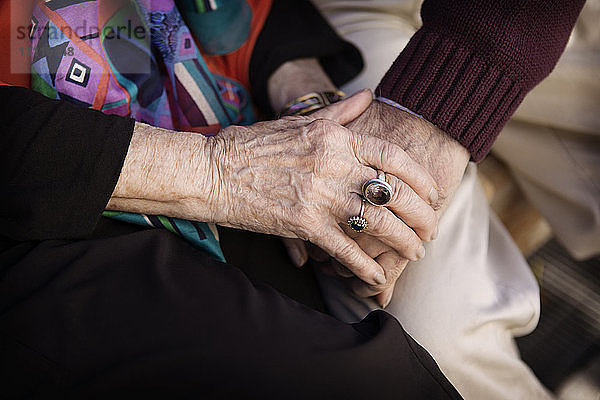 Nahaufnahme eines älteren Ehepaares  das Händchen hält