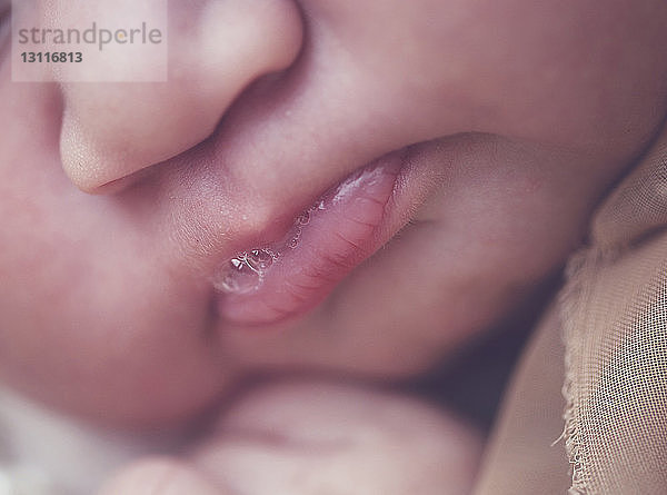 Extreme Nahaufnahme der Lippen von neugeborenen Mädchen