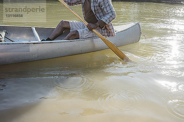 Mitschnitt eines Mannes beim Rudern auf dem See
