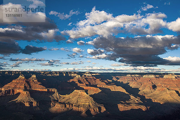 Blick auf den Grand-Canyon-Nationalpark bei bewölktem Himmel