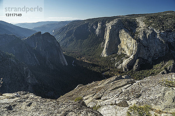 Panoramablick auf den Yosemite National Park bei Sonnenschein