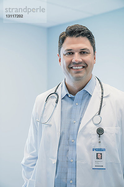 Porträt eines selbstbewussten Arztes  der im Krankenhaus steht