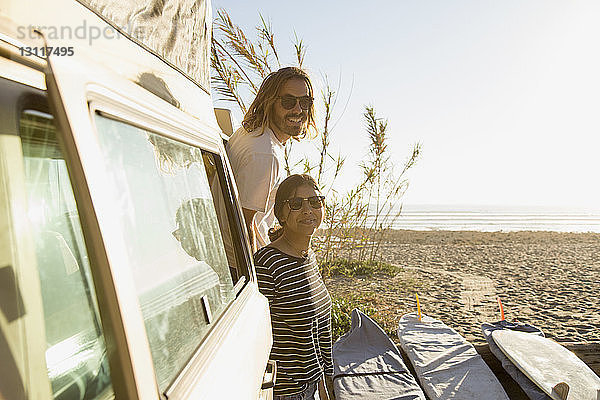 Porträt des glücklichen Paares im Kleinbus am Strand des Bundesstaates San Onofre