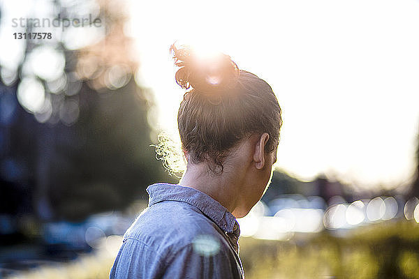 Seitenansicht eines Teenagers mit im Freien stehendem Haarknoten