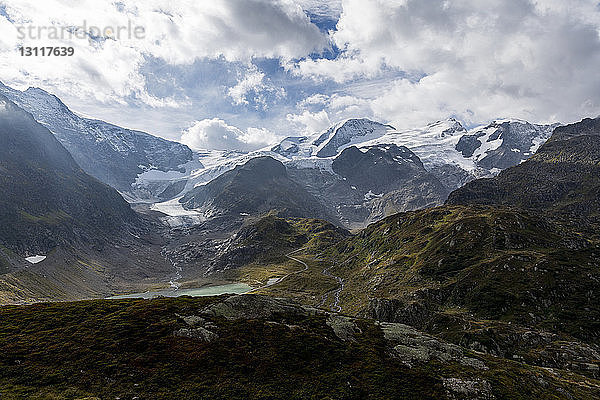 Majestätischer Blick auf Berge vor bewölktem Himmel