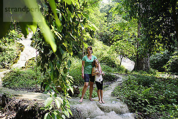 Mutter und Tochter stehen an den Bua-Thang-Wasserfällen