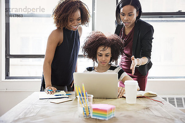 Geschäftsfrauen mit Laptop im Kreativbüro