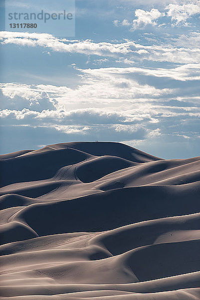 Landschaftliche Ansicht der Wüste vor bewölktem Himmel im Great Sand Dunes National Park