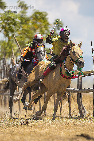 Kinderjockeys beim traditionellen Pferderennen