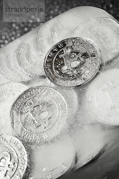 Draufsicht auf eingefrorene Bitmünzen auf dem Tisch