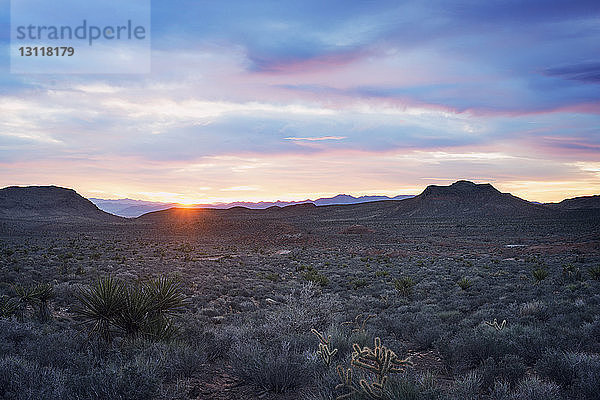 Blick auf das Naturschutzgebiet Red Rock Canyon National Conservation Area bei bewölktem Himmel