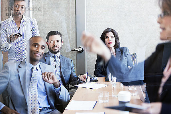 Geschäftsfrau erklärt Mitarbeitern während einer Besprechung im Sitzungssaal