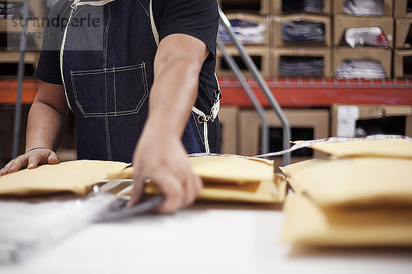 Mittelteil des in der Werkstatt arbeitenden Menschen