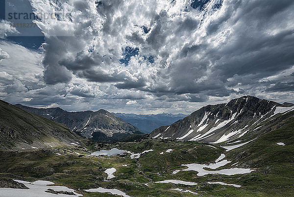 Landschaftliche Ansicht von Bergen gegen bewölkten Himmel