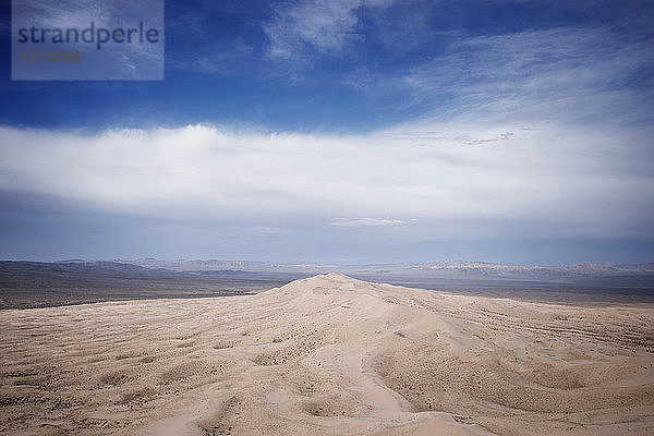 Landschaftliche Ansicht der Wüste vor bewölktem Himmel