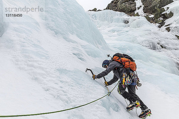 Backpacker-Eisklettern in voller Länge in den White Mountains im Winter