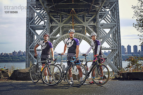 Porträt von Sportlern mit Fahrrädern an der George Washington Bridge