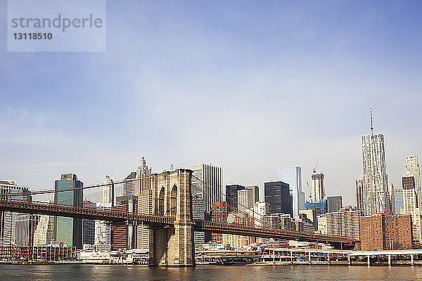 Brooklyn Bridge und Skyline gegen den Himmel