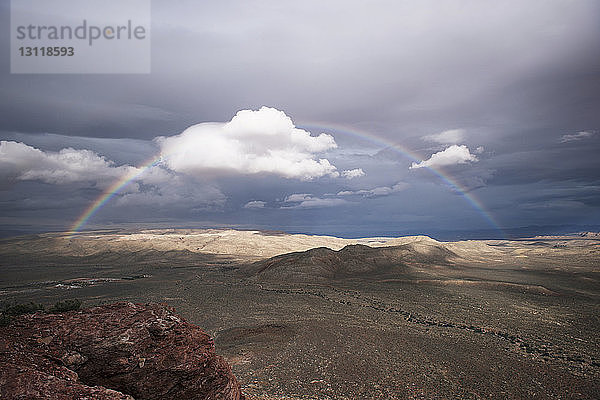 Regenbogen über dem nationalen Naturschutzgebiet Red Rock Canyon